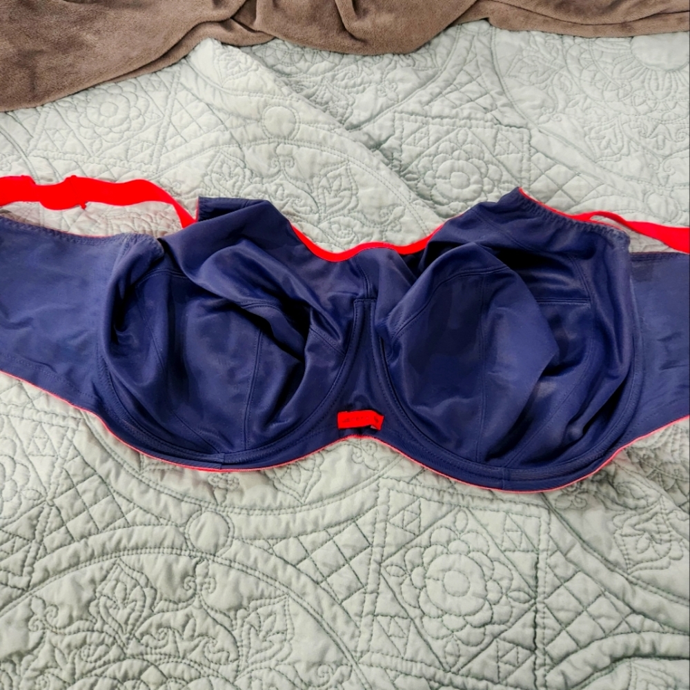 Elomi sports bra